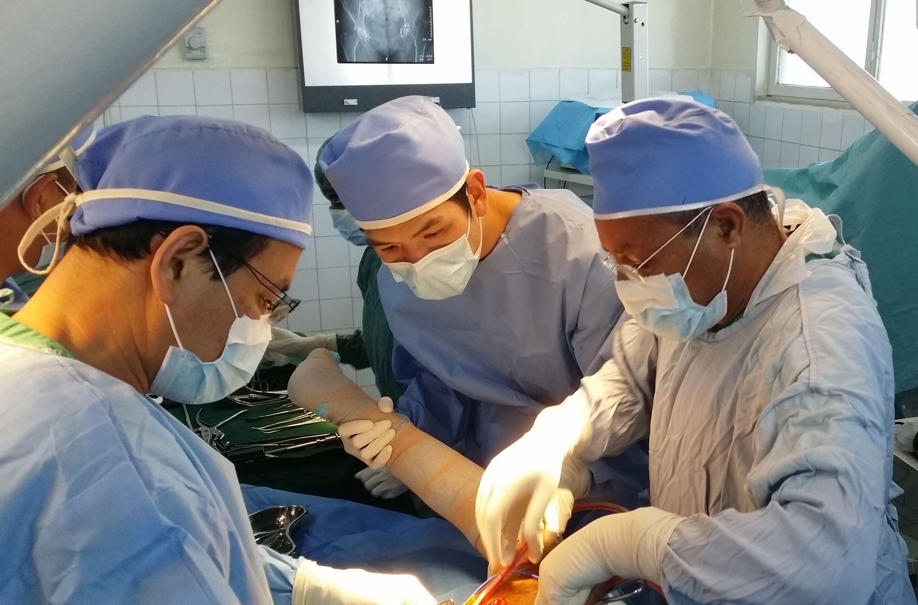 An international surgical team operating together with Yordanos Hospital surgeons