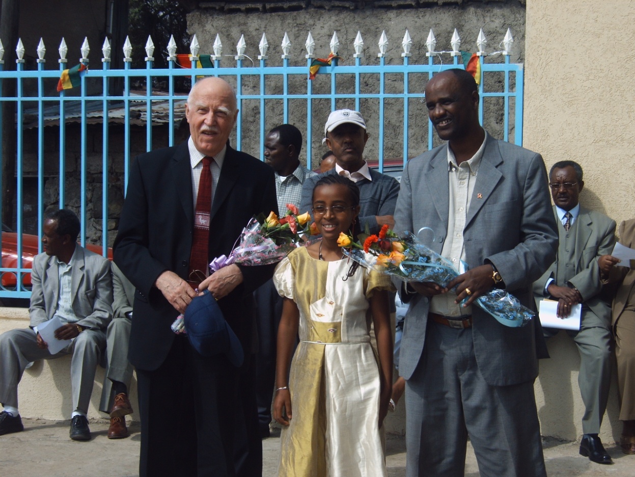 Guests with flowers at the inauguration of Yordanos Hospital on February 24, 2007